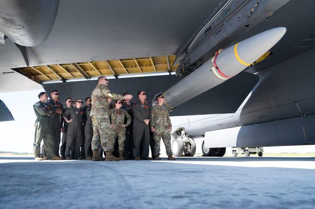 As tripulações dos B-52 participam num treino de familiarização com armas hipersónicas na Base Aérea de Andersen, Guam, a 27 de fevereiro de 2024. Sargento Pedro Tenório/Base Aérea de Andersen