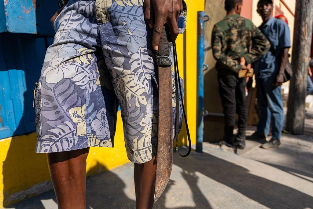 Homem com machete no Haiti (Evelio Contreras/CNN)