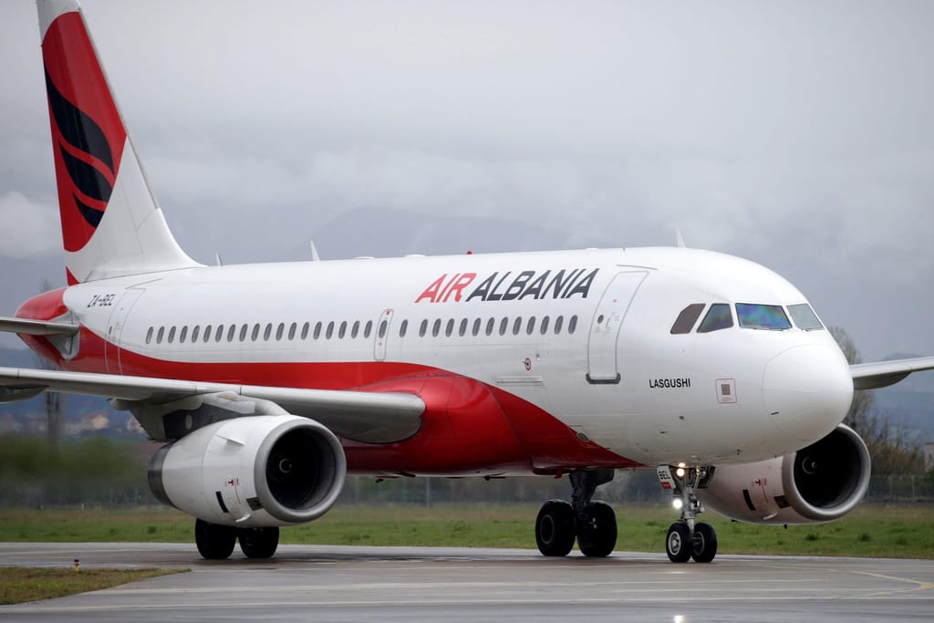 O A319-100 da Air Albania chega ao Aeroporto Internacional de Tirana, em 2020. Florion Goga/Reuters