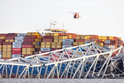 Navio que colidiu com ponte de Baltimore transportava químicos perigosos - TVI