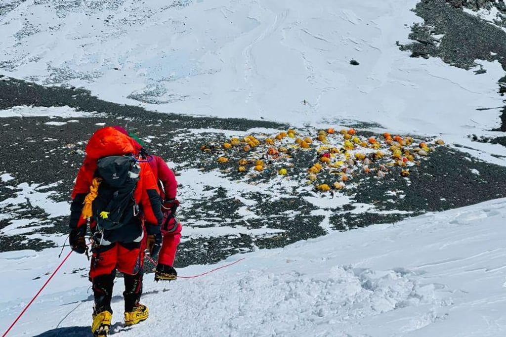 31 de maio de 2021, mostra alpinistas a olhar para trás, para o Campo 4, durante a sua subida ao cume do Monte Evereste. Lakpa Sherpa/AFP/Getty Images