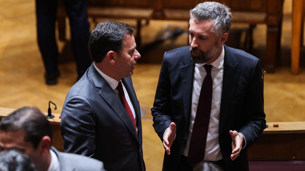Luís Montenegro (PSD) e Pedro Nuno Santos (PS) no Parlamento (Lusa/Tiago Petinga)