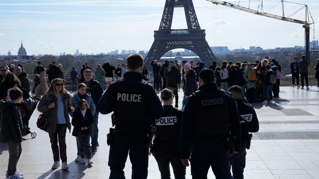 Segurança reforçada em Paris para os Jogos Olímpicos (AP Photo/Michel Euler)