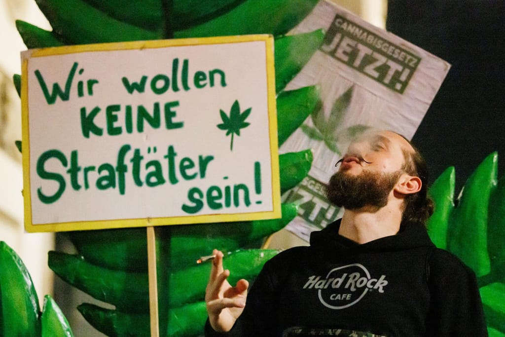 Posse e cultivo controlado de canábis legalizada na Alemanha (EPA)