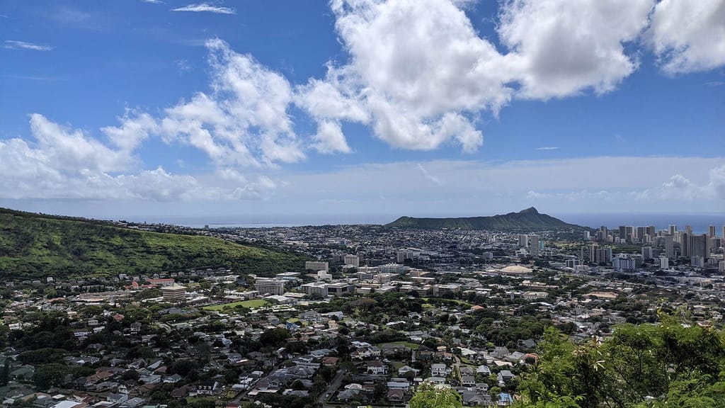 Vista da cratera Diamond Head na costa de Oahu, no Havai. O centro de Honolulu está à direita de Diamond Head.  Eric Broder Van Dyke/iStockphoto/Getty Images