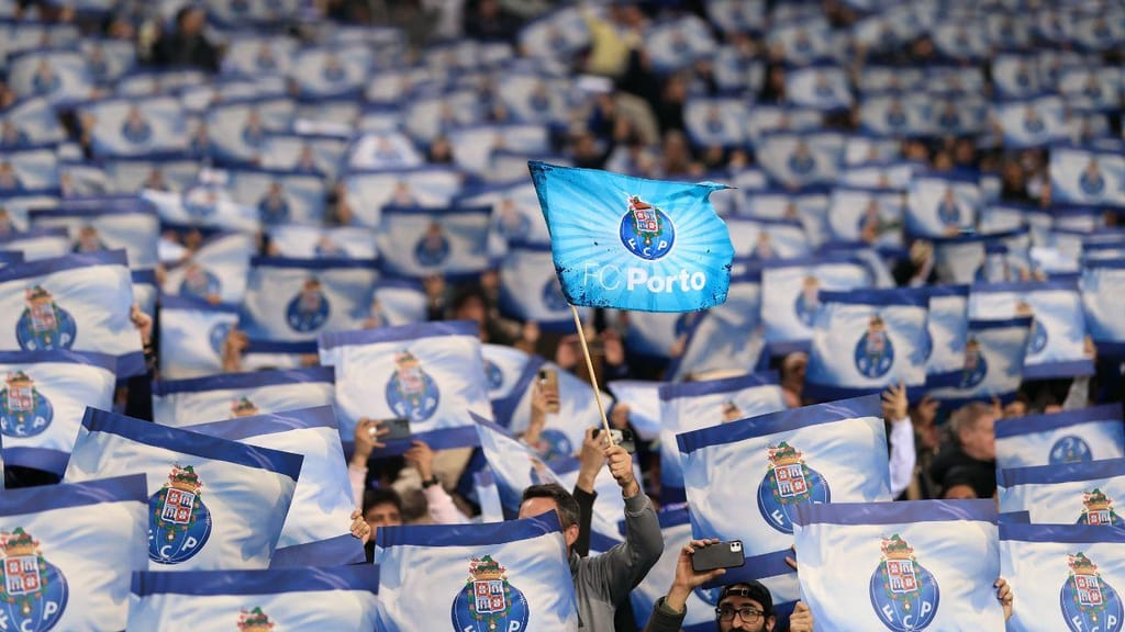 Bandeiras FC Porto (Luis Vieira/AP)