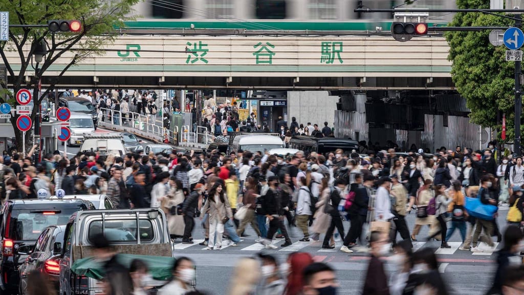 Multidão de pessoas atravessa a rua no cruzamento de Shibuya, um dos cruzamentos mais movimentados do mundo, no bairro de Shibuya, em Tóquio, a 5 de abril de 2023 (Richard A. Brooks/AFP/Getty Images)