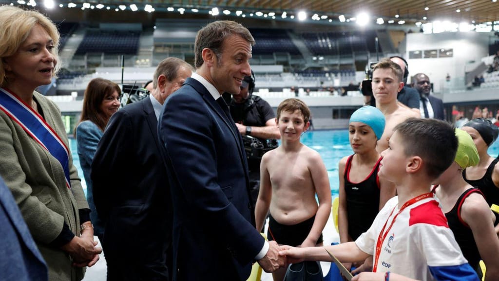 Emmanuel Macron na inauguração do Centro Aquático de Paris 2024 (GONZALO FUENTES/AFP)