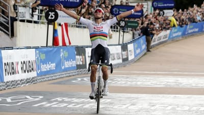 VÍDEO: Van der Poel vence Paris-Roubaix e escreve história no ciclismo - TVI