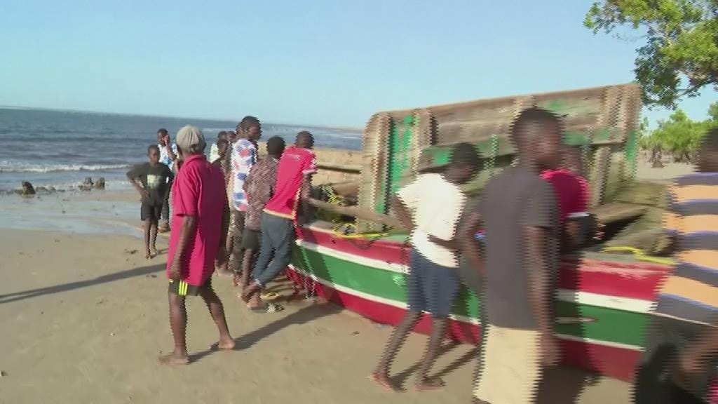 "Uma onda gigante acabou por arrastar o barco". 98 mortos e 20 desaparecidos em naufrágio em Moçambique
