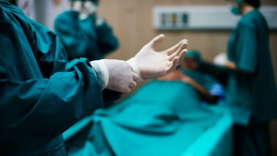 Hospital Santa Marta realiza procedimento inédito no país em adolescente com doença cardíaca grave - TVI