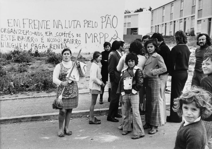 População do bairro social da Boa Vista, ao pé do estádio do Benfica, a 28 de Abril de 1974, 25 de Abril (AFP via Getty Images)
