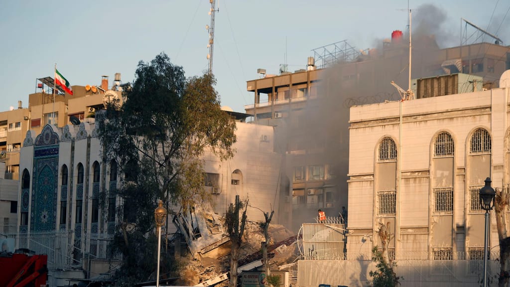 Serviços de emergência trabalham num edifício destruído por um ataque aéreo em Damasco, Síria, segunda-feira, 1 de abril de 2024. Um ataque aéreo israelita destruiu a secção consular da embaixada do Irão em Damasco, matando ou ferindo todas as pessoas que se encontravam no interior do edifício, informou a imprensa estatal síria na segunda-feira. (Omar Sanadiki/AP)