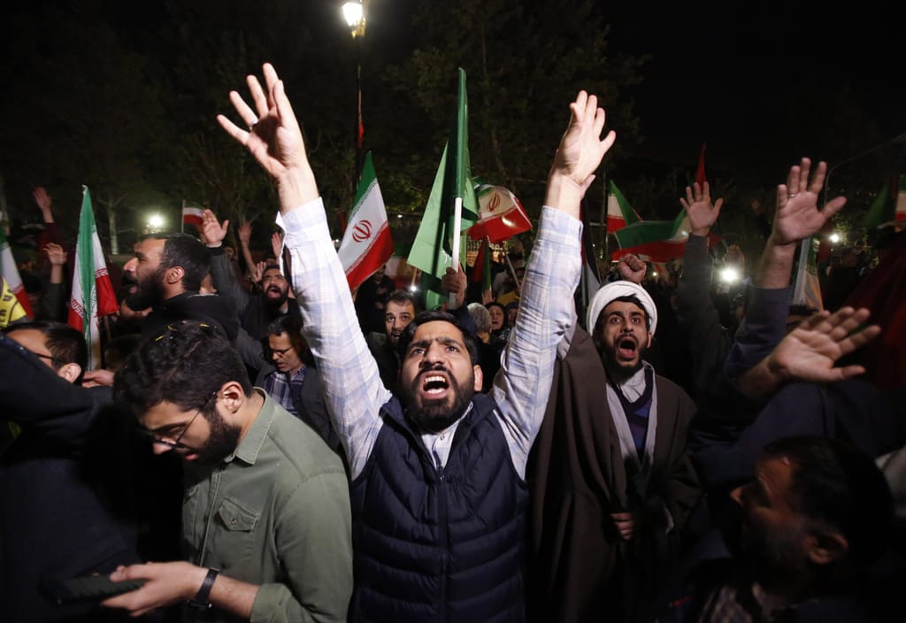 Iranianos celebram ataque contra Israel nas ruas de Teerão (EPA)