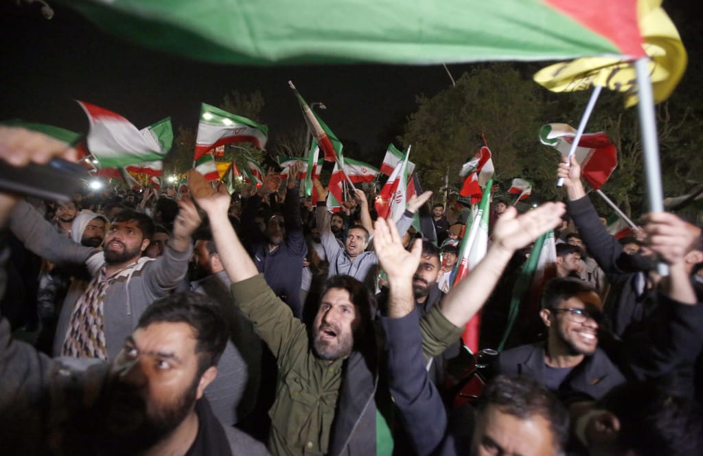 Iranianos celebram ataque contra Israel nas ruas de Teerão (EPA)