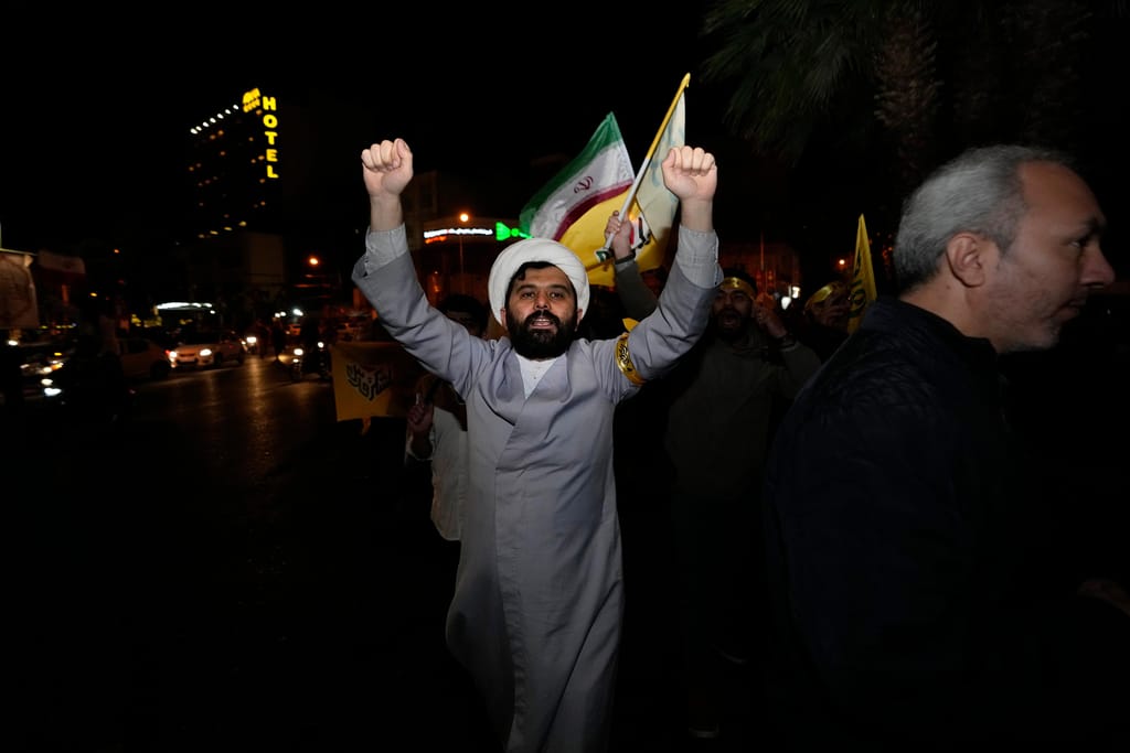 Iraniano festeja ataque contra Israel nas ruas de Teerão (AP Photo/Vahid Salemi)