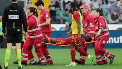 VÍDEO: jogador colapsa em campo e Udinese-Roma é suspenso - TVI