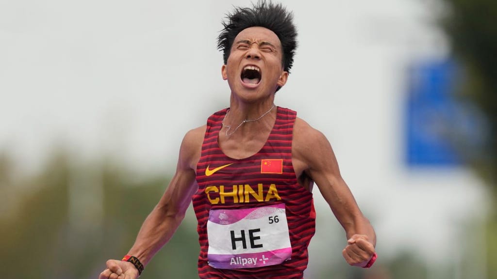 He Jie, vencedor da Meia Maratona de Pequim (Lee Jin-man/AP)