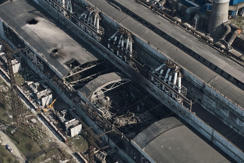 Vista aérea da sala de máquinas destruída da central térmica de Trypilska após o incêndio provocado por um rocket em 11 de abril (Kostiantyn Liberov/Libkos/Getty Images via CNN Newsource)