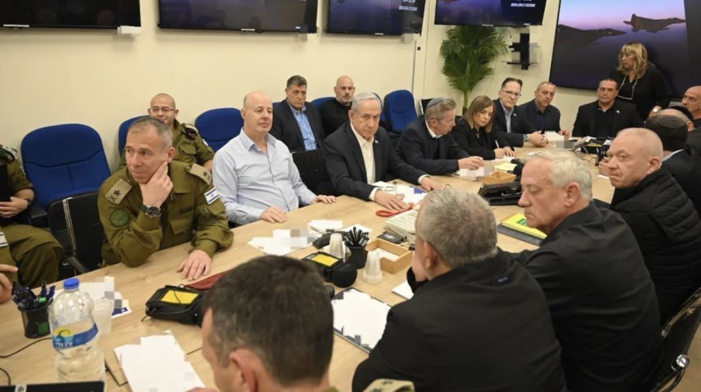 Esta fotografia mostra o gabinete de guerra israelita, presidido pelo primeiro-ministro Benjamin Netanyahu, numa reunião em Telavive, Israel, no domingo. Algumas partes da fotografia foram esbatidas pela fonte (Ariel Hermoni/Ministério da Defesa de Israel)