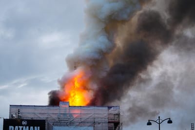 Incêndio destrói edifício da antiga bolsa de valores da Dinamarca - TVI