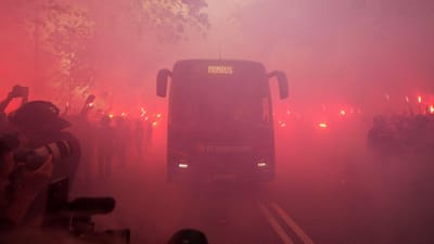 VÍDEO: adeptos do Barcelona «enganam-se» e atiram objetos ao autocarro da própria equipa - TVI