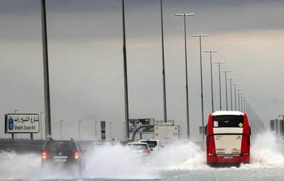 Pelo menos um morto nas maiores chuvas dos últimos 75 anos nos Emirados Árabes Unidos - TVI