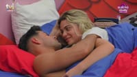 João Oliveira e Carolina Nunes fazem declarações no meio de beijos na boca - Big Brother