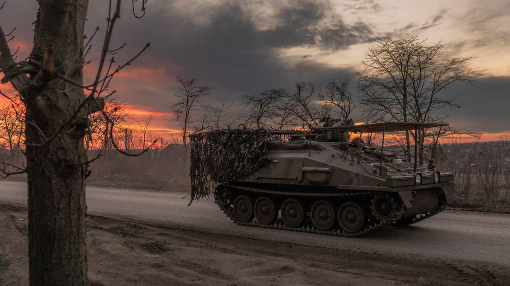 Blindado de transporte de infantaria ucraniano num estrada em direção a Chasiv Yar (Getty Images)