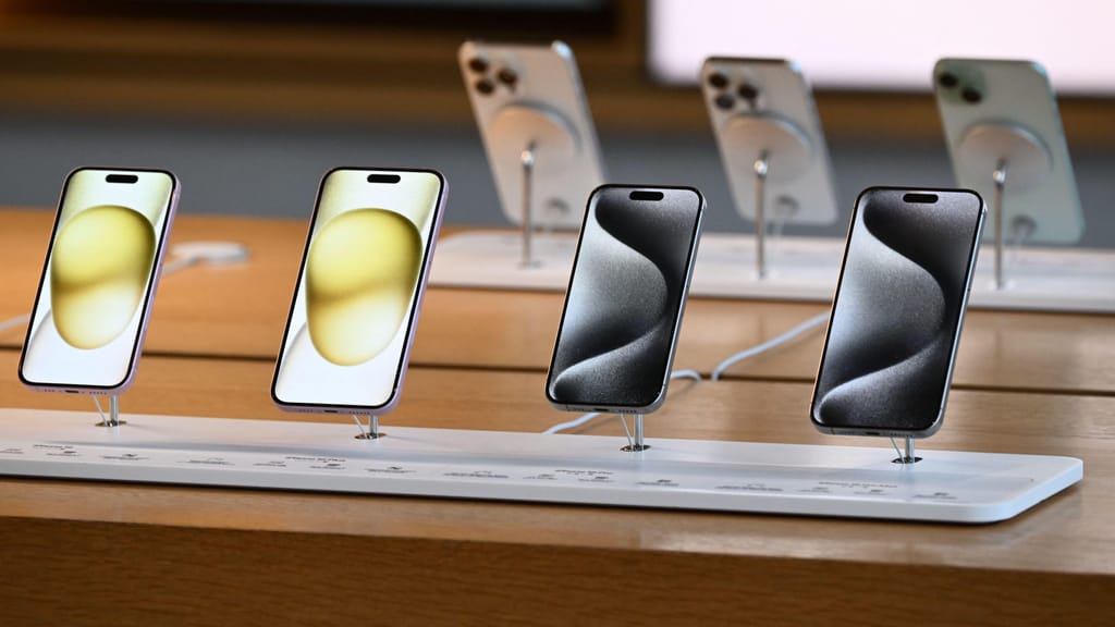 Telemóveis Apple iPhone 15 expostos para venda na Apple Store The Grove no dia do lançamento em Los Angeles, Califórnia, a 22 de setembro de 2023. Patrick T. Fallon/AFP/Getty Images