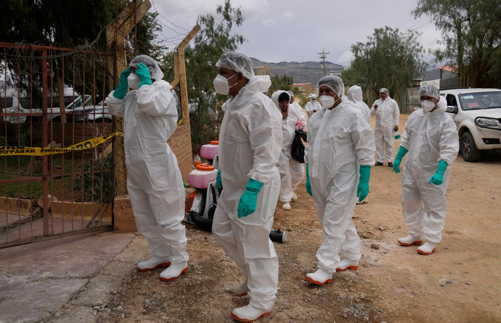 Equipas médicas a visitar uma quinta na Bolívia a propósito da transmissão do vírus H1N5 (Associated Press)