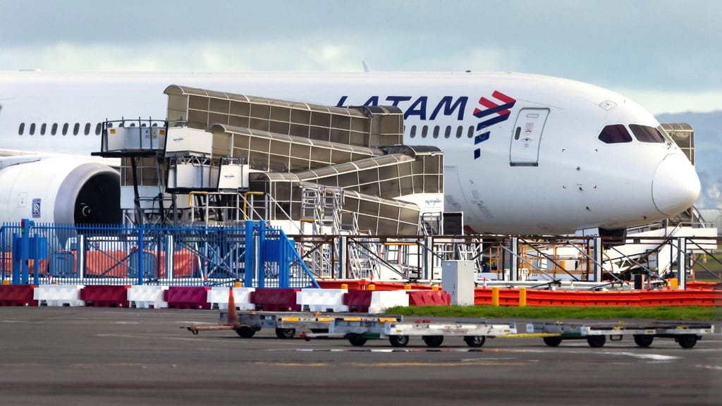 O Boeing 787 Dreamliner da LATAM Airlines que perdeu subitamente altitude em pleno voo, na pista do Aeroporto Internacional de Auckland, a 12 de março de 2024. Brett Phibbs/AFP/Getty Images