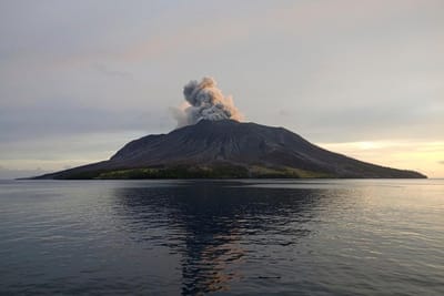 Vulcão Ruang entra novamente em erupção na Indonésia - TVI