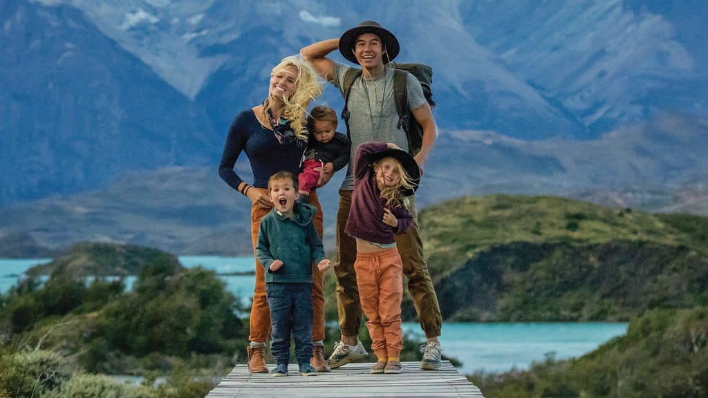 Jessica e Garrett Gee e os três filhos Dorothy, Manilla e Calihan são conhecidos como "A Família da Lista de Desejos". Garrett Gee/National Geographic  