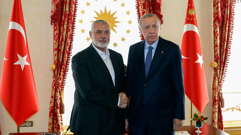 O presidente turco, Recep Tayyip Erdogan, e o líder do Hamas, Ismail Haniyeh (AP)