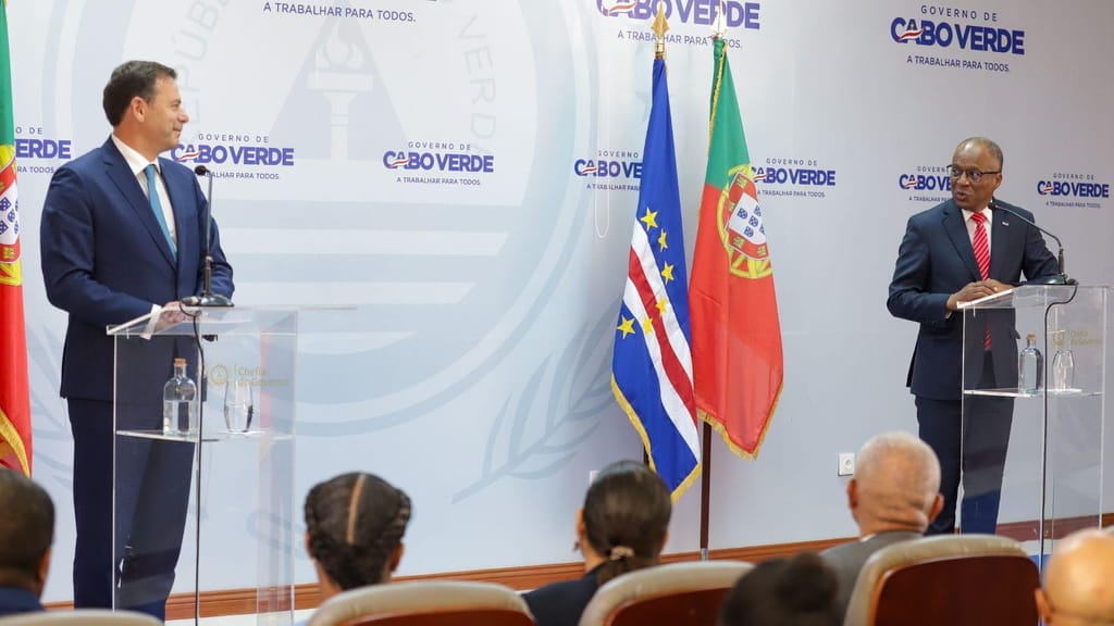 O primeiro-ministro Luís Montenegro encontrou-se em Cabo Verde com o primeiro-ministro Ulisses Correia e Silva (Lusa/Elton Monteiro)