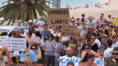 Milhares de pessoas protestam contra o "modelo insustentável de turismo" nas Canárias - TVI