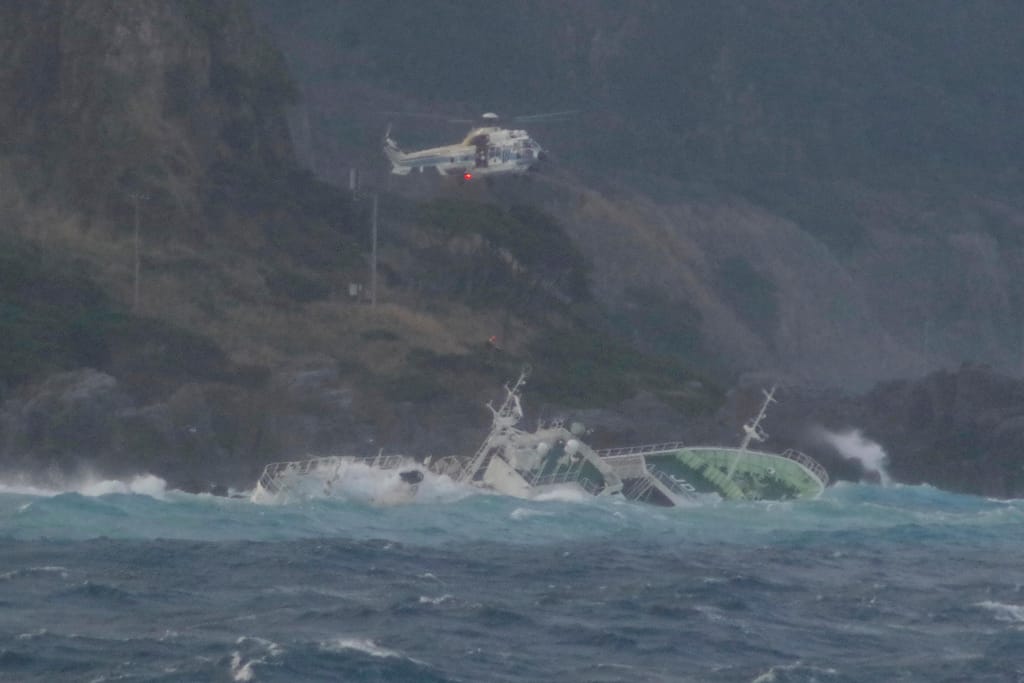 Resgate nas ilhas Izu, a sul de Tóquio (Associated Press)