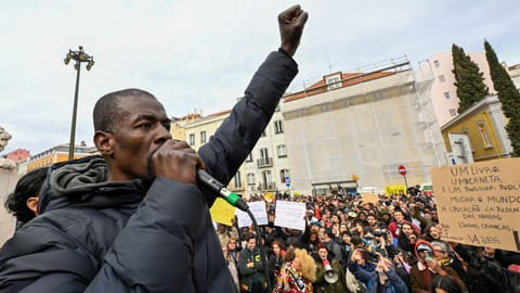 Flávio Almada na manifestação "Vida Justa", 25 de Fevereiro 2023 (Foto de Horacio Villalobos/Corbis via Getty Images)