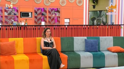 Catarina Miranda fica sentada sozinha no sofá, e não se despede de Catarina Sampaio - Big Brother