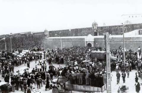 População concentrada junto à Fortaleza de Peniche, aguardando a libertação dos presos políticos a 26 de abril de 1974 (DR: Foto de Luís Correia Peixoto/Museu Municipal de Peniche)