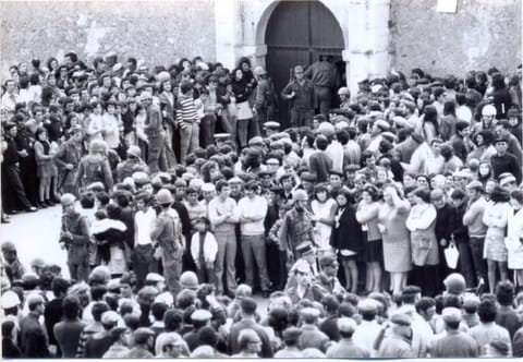 População concentrada junto à Fortaleza de Peniche, aguardando a libertação dos presos políticos a 26 de abril de 1974 (DR: Foto de Luís Correia Peixoto/Museu Municipal de Peniche)