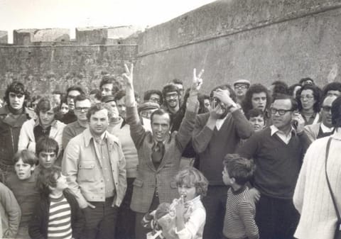 População concentrada junto à Fortaleza de Peniche, aguardando a libertação dos presos políticos a 26 de abril de 1974 (DR/ Museu Nacional Resistência e Liberdade)