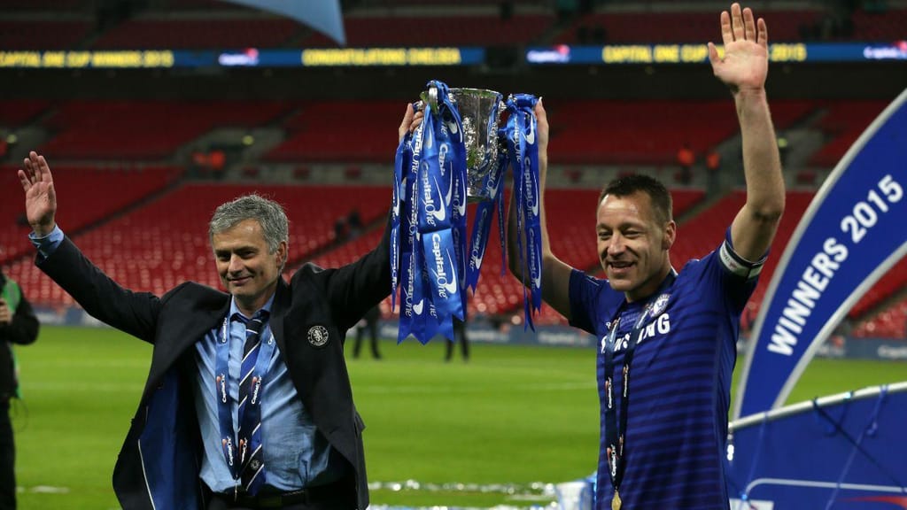 José Mourinho e John Terry, após vencerem a Taça da Liga com o Chelsea, em 2015 (Tim Ireland/AP)
