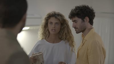 Exclusivo «Cacau»: Tiago desmascara Marco à frente de Cacau e deixa plano por um fio - TVI