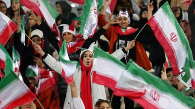 Irão: futebolista castigado um jogo por abraçar uma adepta - TVI