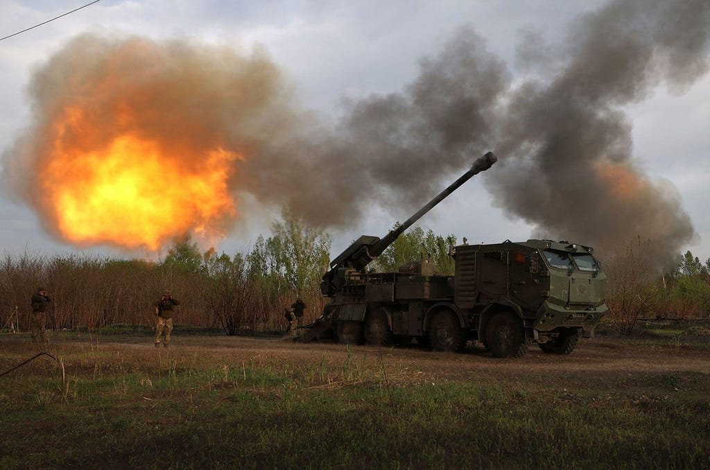 Artilheiros da 43ª Brigada Mecanizada Separada das Forças Armadas da Ucrânia disparam contra uma posição russa com um obus autopropulsado de 155 mm na região de Kharkiv, em 21 de abril (Anatolii Stepanov/AFP/Getty Images via CNN Newsource)