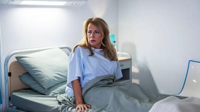 Exclusivo «Cacau»: Simone acorda numa cama de hospital ao lado de uma mulher que conhece muito bem - TVI