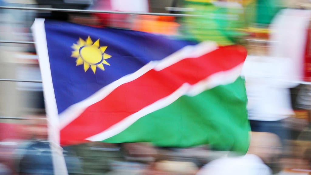 Bandeira da Namíbia (KARIM JAAFAR/AFP via Getty Images)