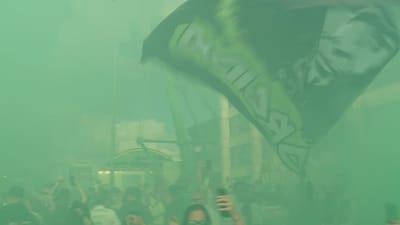 VÍDEO: que loucura, milhares apoiam Sporting na saída de Alvalade - TVI